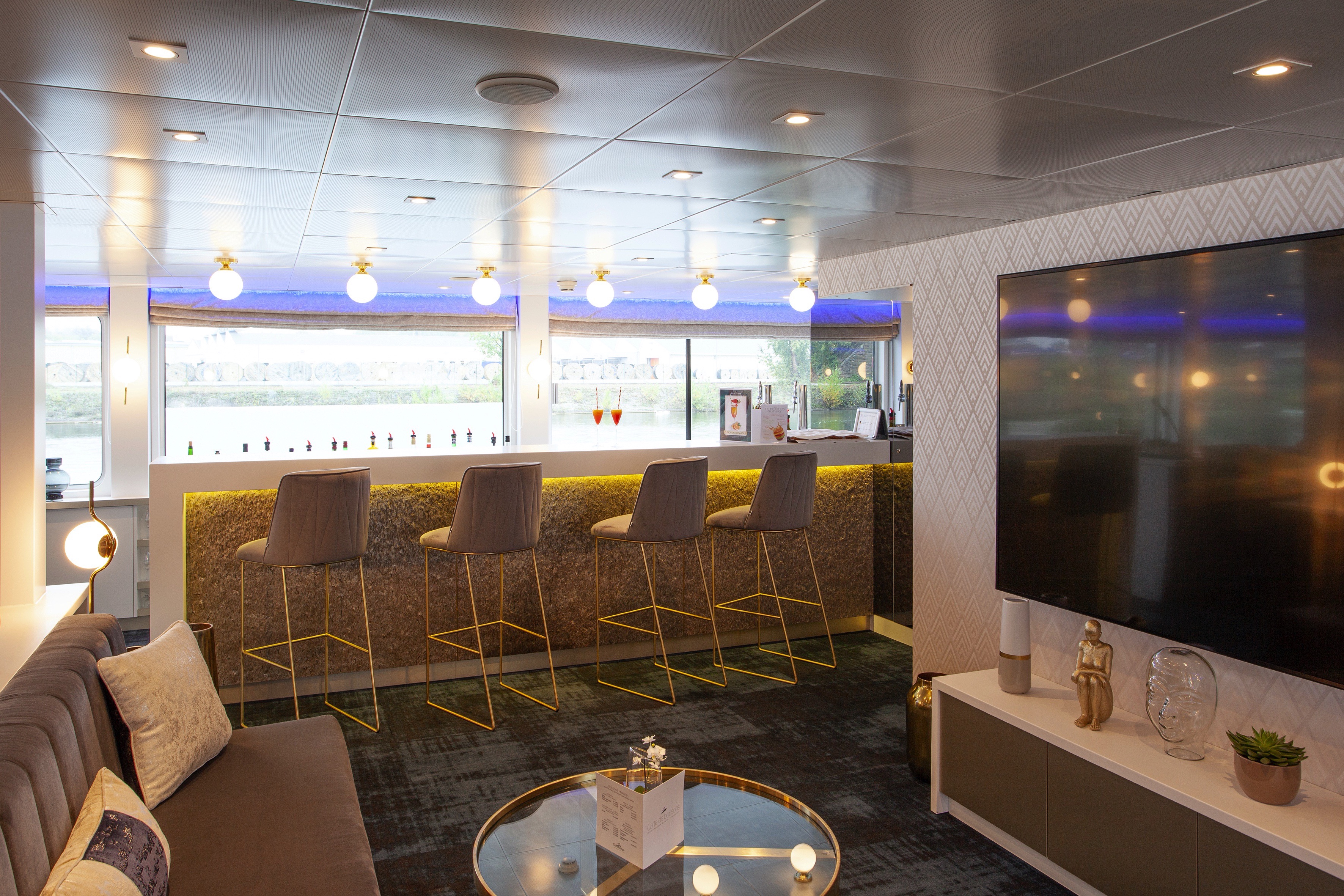 Lounge Bar with Dancefloor